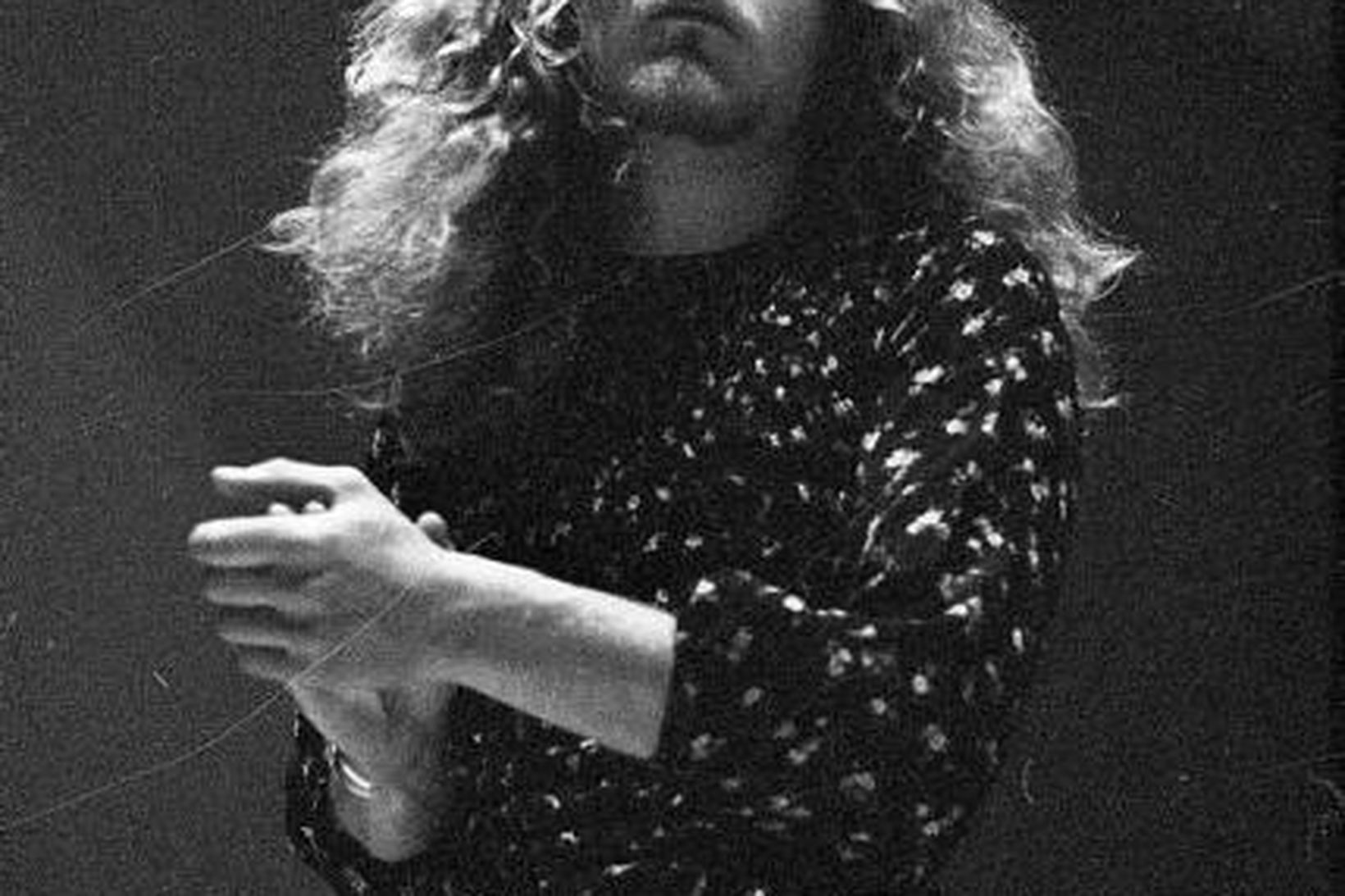 Robert Plant sést hér á tónleikum í Laugardalshöll í upphafi …