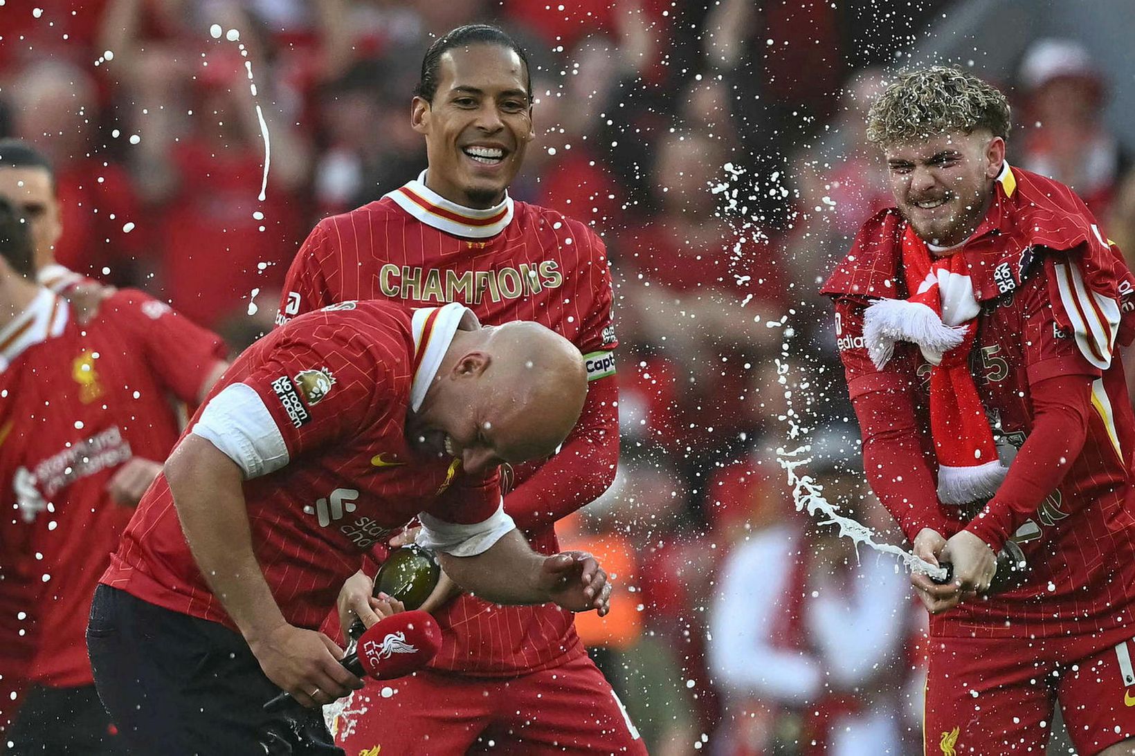 Arne Slot, Virgil van Dijk og Harvey Elliott fagna eftir …