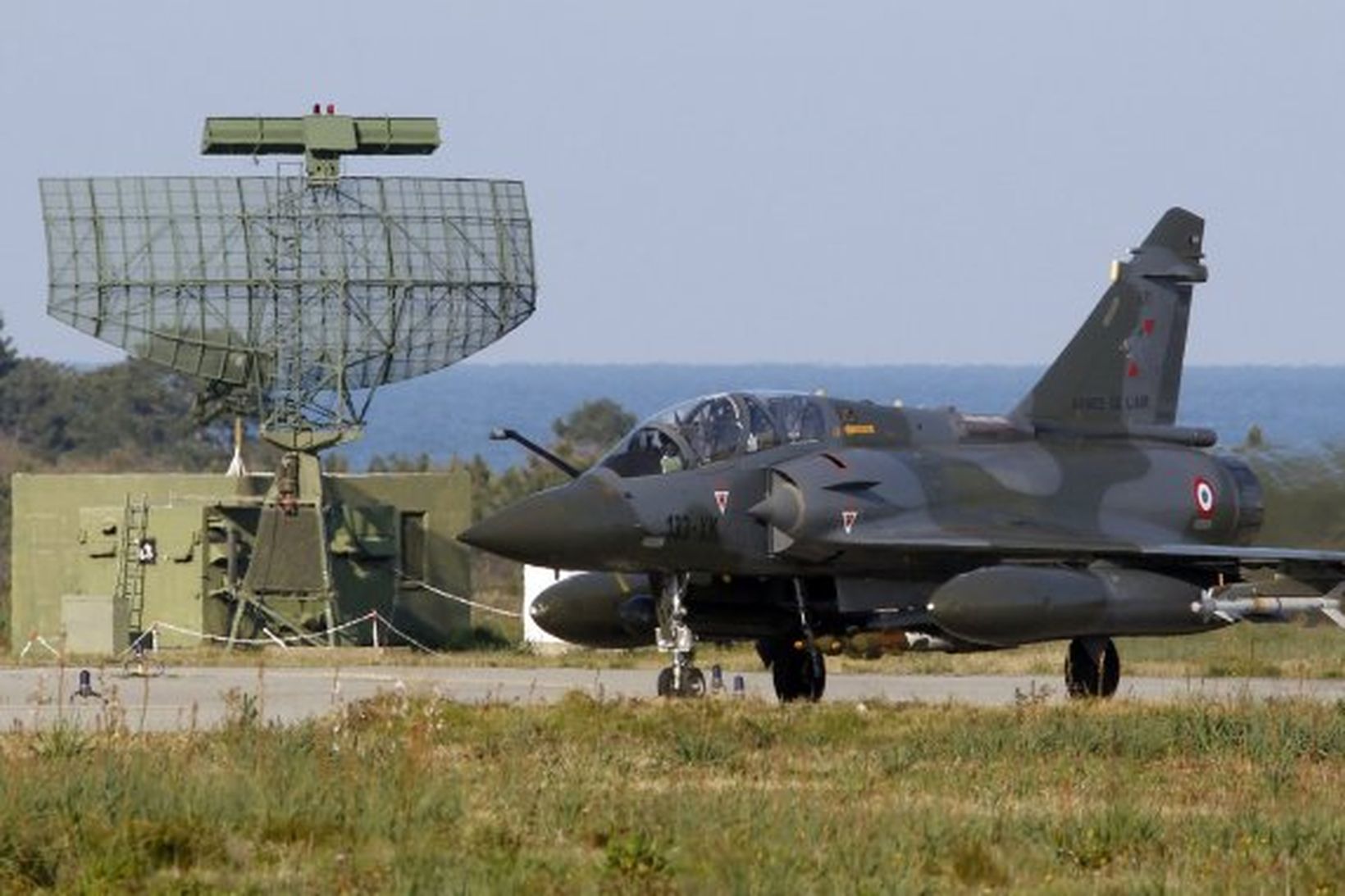 Frönsk orrustuþota af gerðinni Mirage 2000 býr sig undir að …