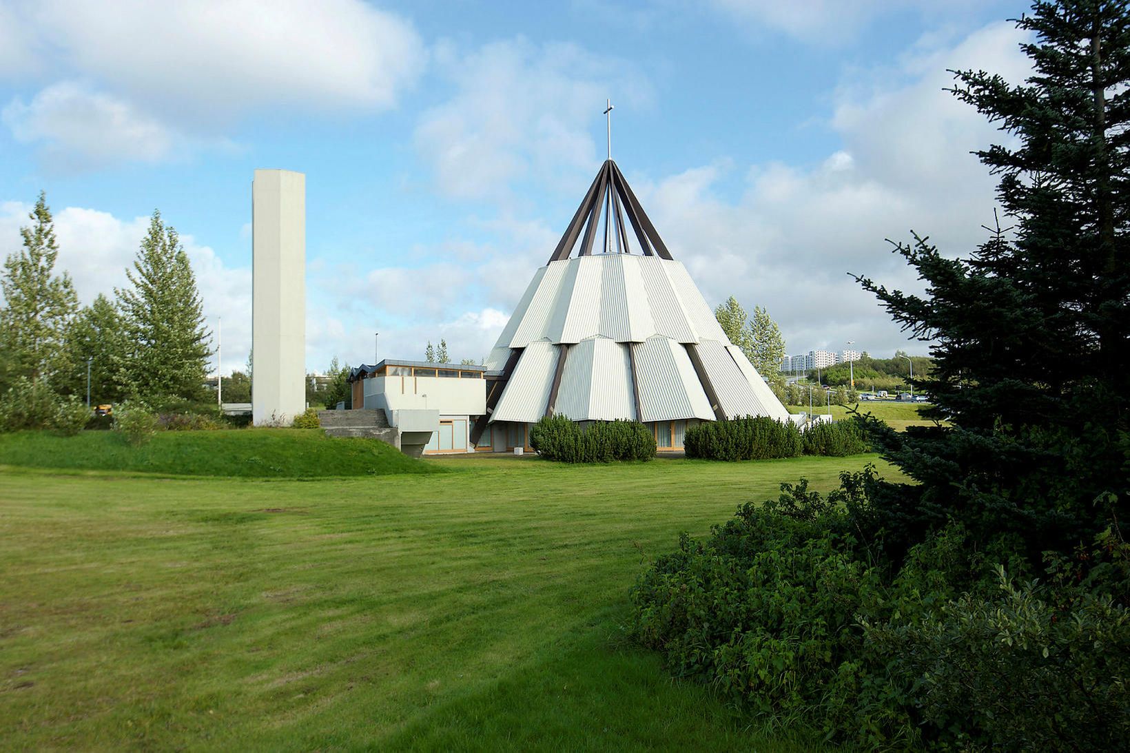 Breiðholtskirkja. Þar er miðstöðþjónustunnar við innflytjendur.