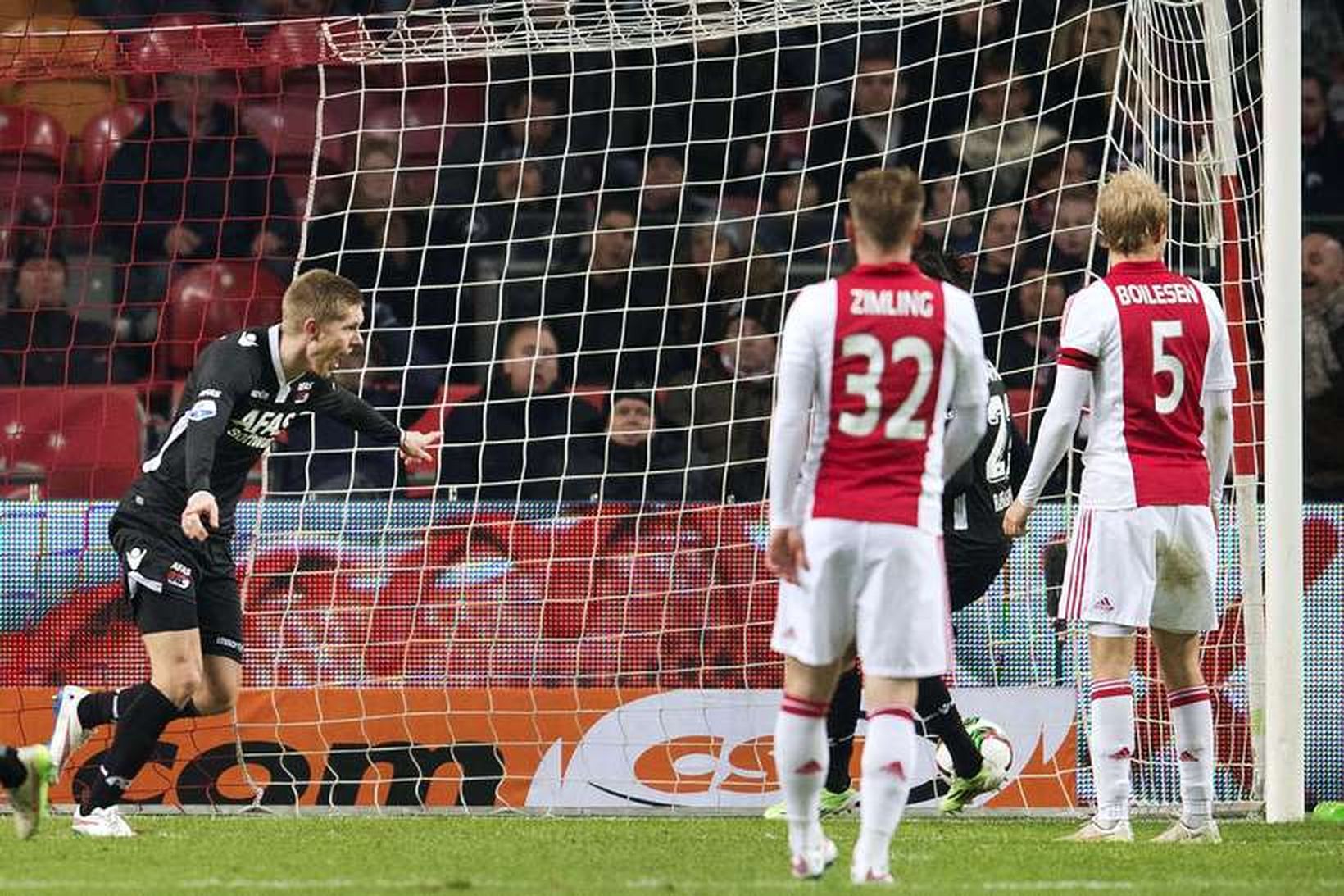 Aron Jóhannsson fagnar sigurmarki sínu fyrir AZ gegn Ajax fyrr …