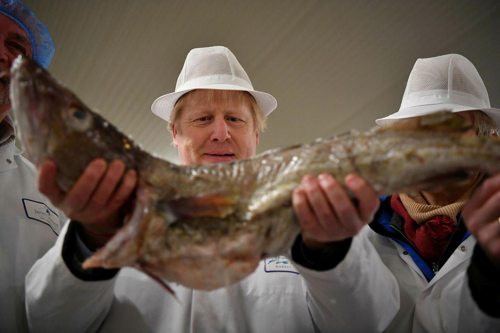 Boris Johnson, forsætisráðherra Bretlands, í heimsókn á fiskmarkaði í Grimsby …
