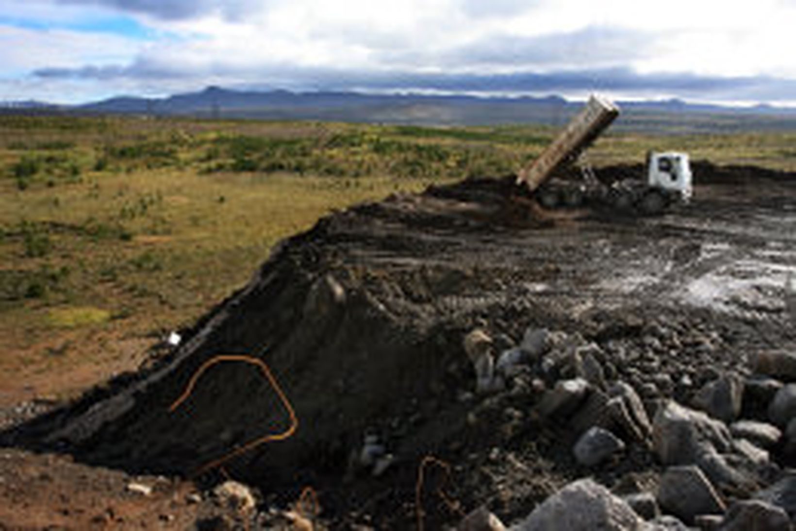 Olíumengaður jarðvegur hefur verið fluttur á Hólmsheiði.