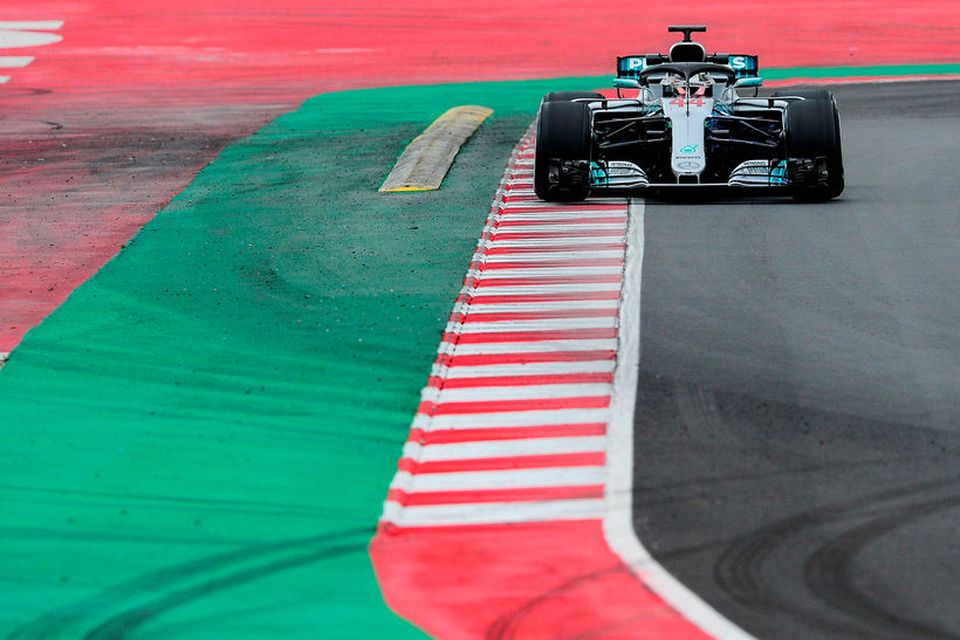 Lewis Hamilton á Mercedes á leið til besta tíma á lokadegi fyrstu æfingalotu formúluliðanna í …