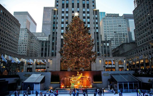 Ár hvert er tréð sett upp við Rockefeller Center á Manhattan, í New York-borg, og …