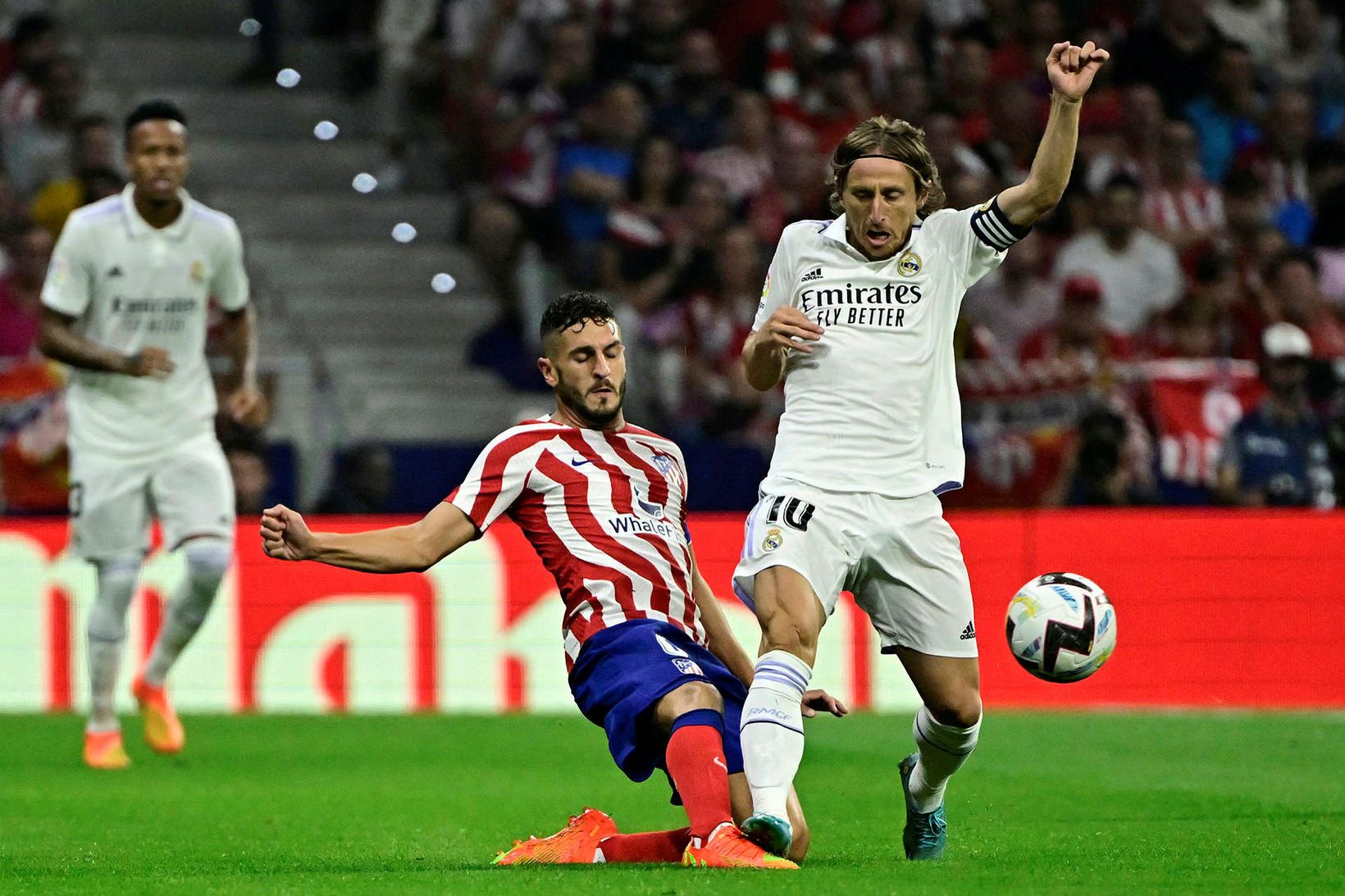 Koke í baráttu við Luka Modric í leik Atlético Madríd …