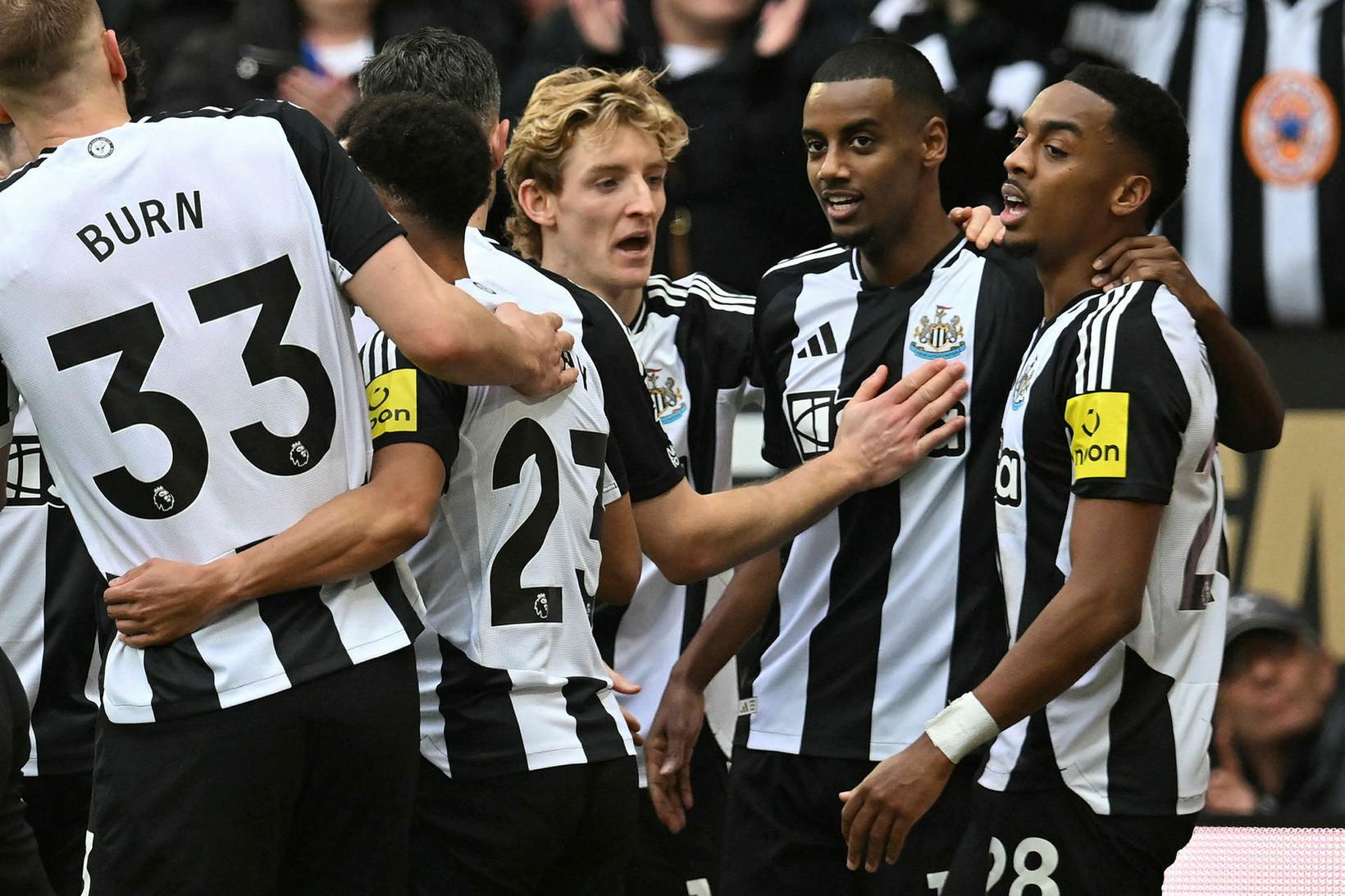 Newcastle-menn fagna marki Alexanders Isak.