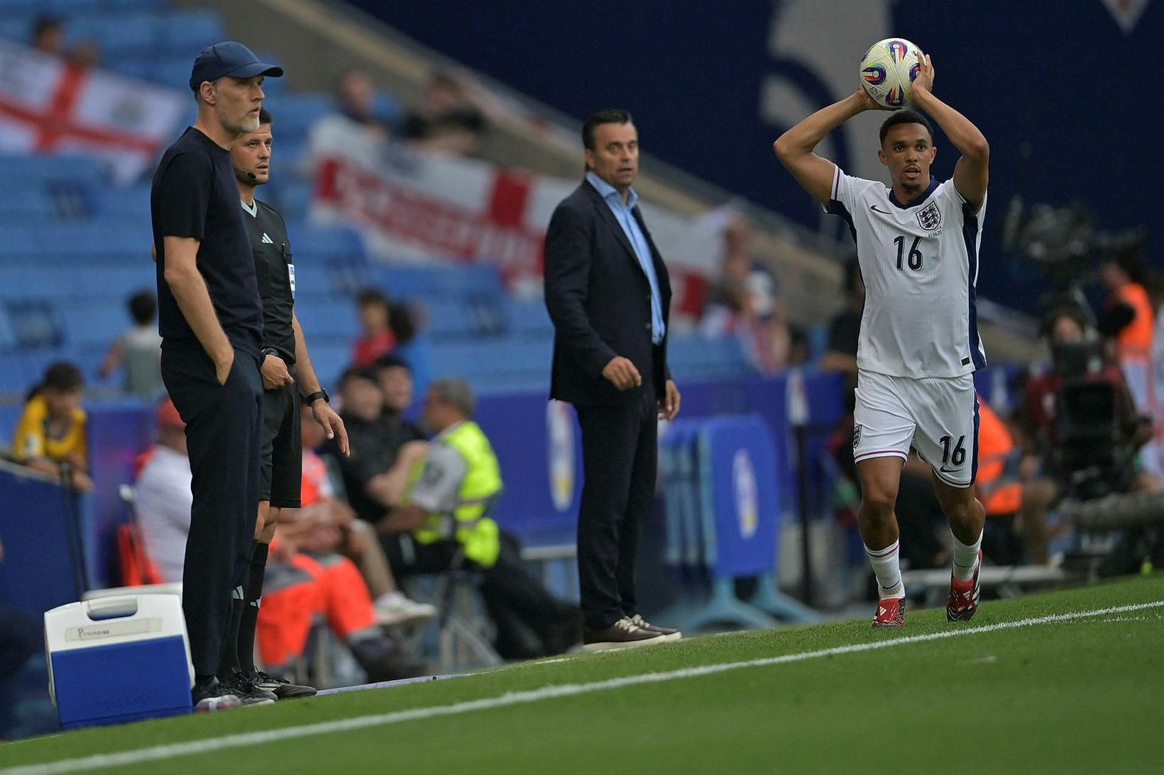 Thomas Tuchel á hliðarlínunni á meðan Trent Alexander-Arnold tekur innkast …