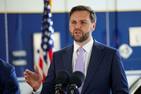 Segir Bandaríkin hafa hægt á kjarnorkuáætlun Írans.