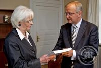 Olli Rehn afhendir spurningalistann