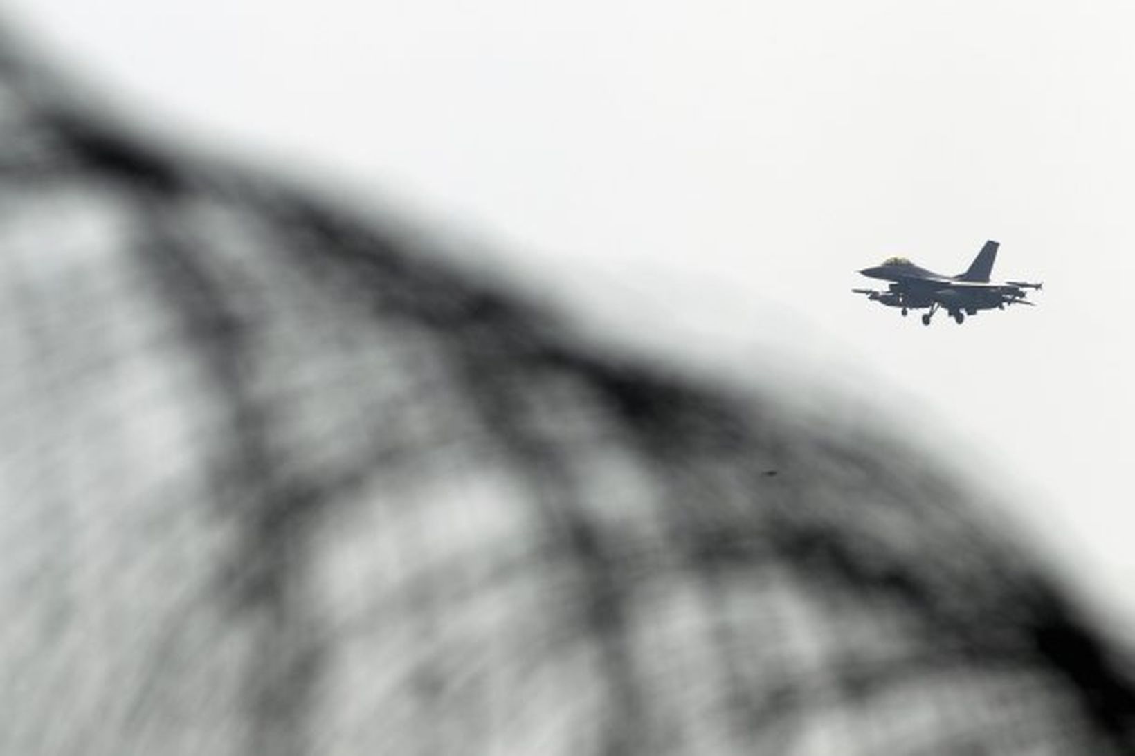 F-16 orrustuflugvél kemur úr árásarferð til Líbíu.