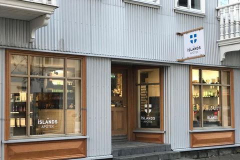Here is the Íslands apótek drugstore where the young man burst in yesterday pointing a toygun to the staff and demanding drugs.