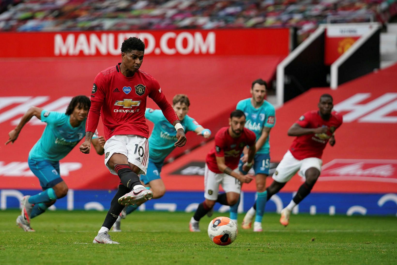 Marcus Rashford skorar hér af vítapunktinum gegn Bournemouth. Það er …