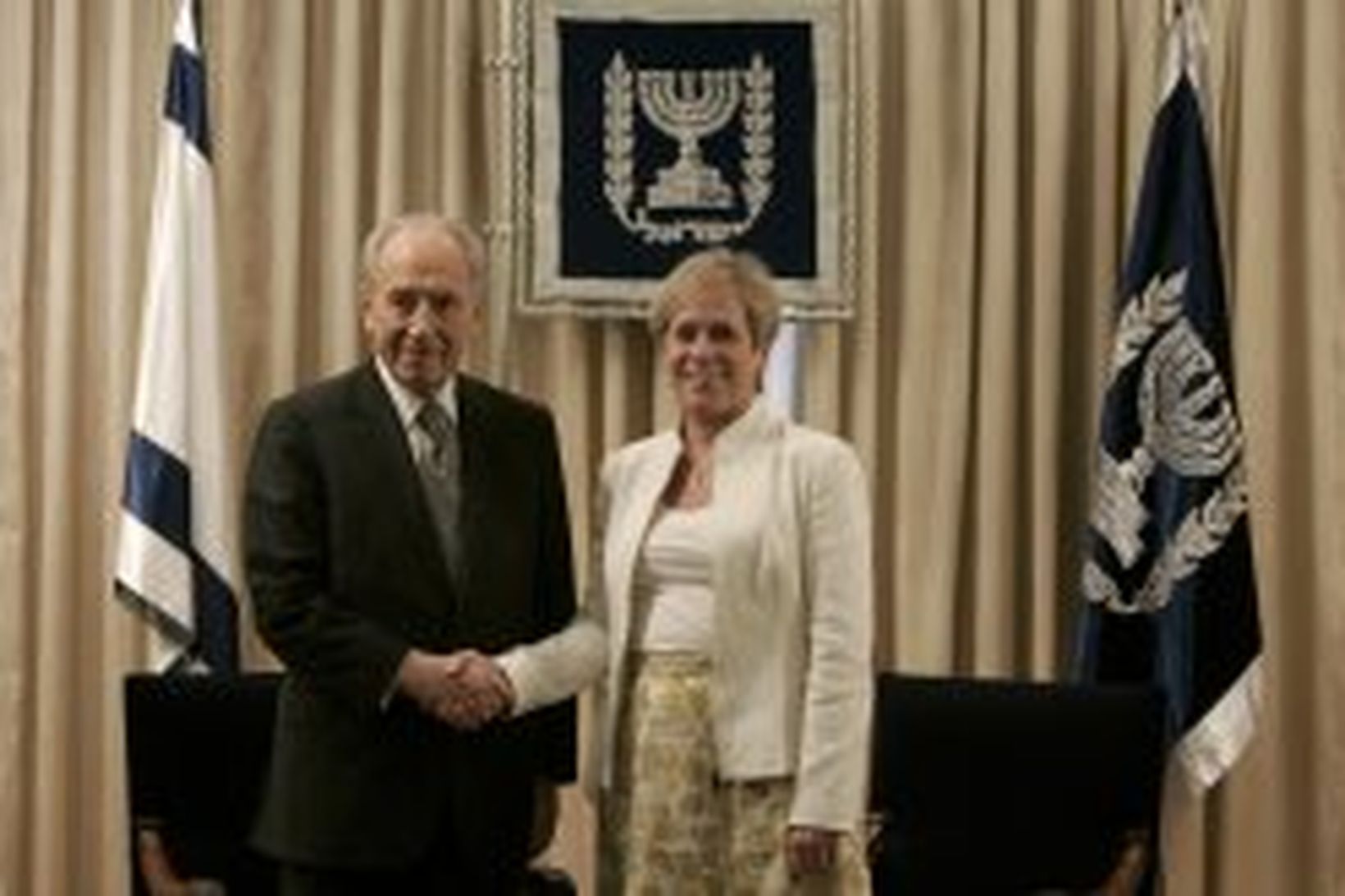 Ingibjörg Sólrún Gísladóttir utanríkisráðherra með Shimon Peres, nýjum forseta Ísraels, …