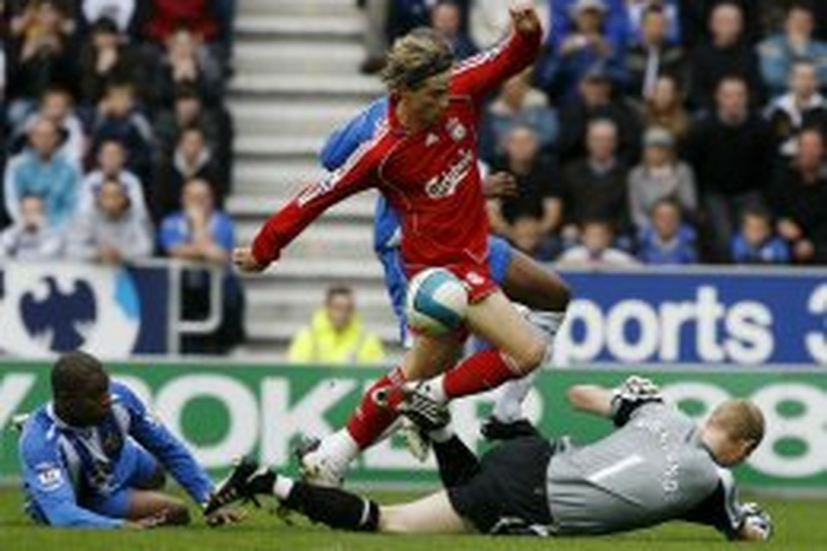 Fernando Torres í baráttunni með Liverpool gegn Wigan.