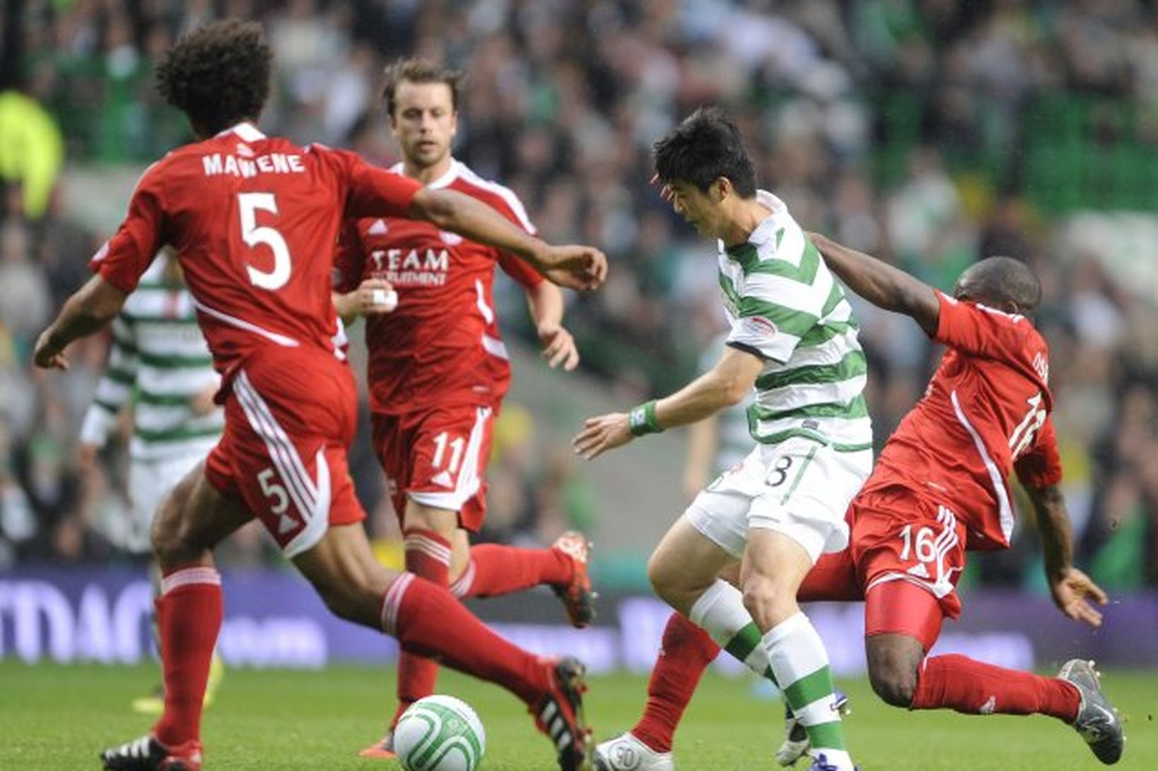 Kári Árnason, fyrir miðju, í leik með Aberdeen gegn Celtic.