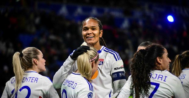 Wendie Renard fagnar marki sínu fyrir Lyon í kvöld.