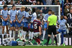Fabian Schär úr Newcastle skýtur boltanum í höndina á Yasin Ayari úr Brighton.