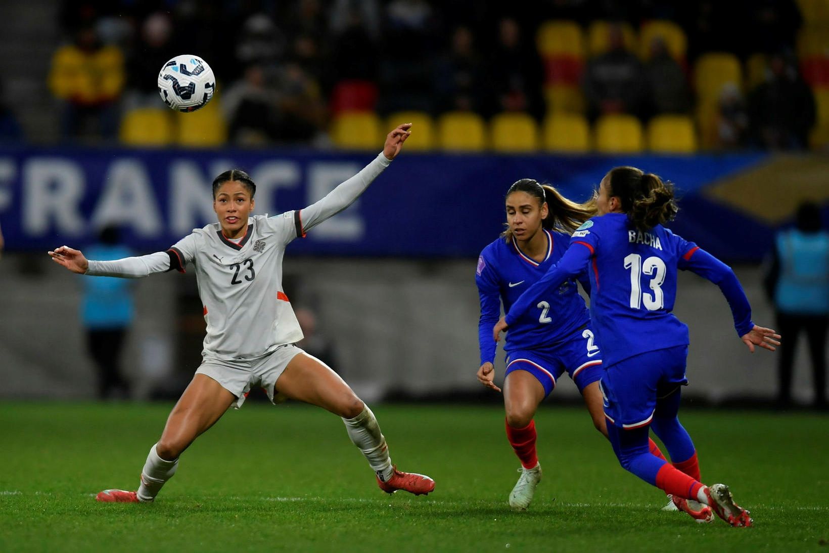 Sveindís Jane Jónsdóttir í baráttu við varnarmenn Frakka.