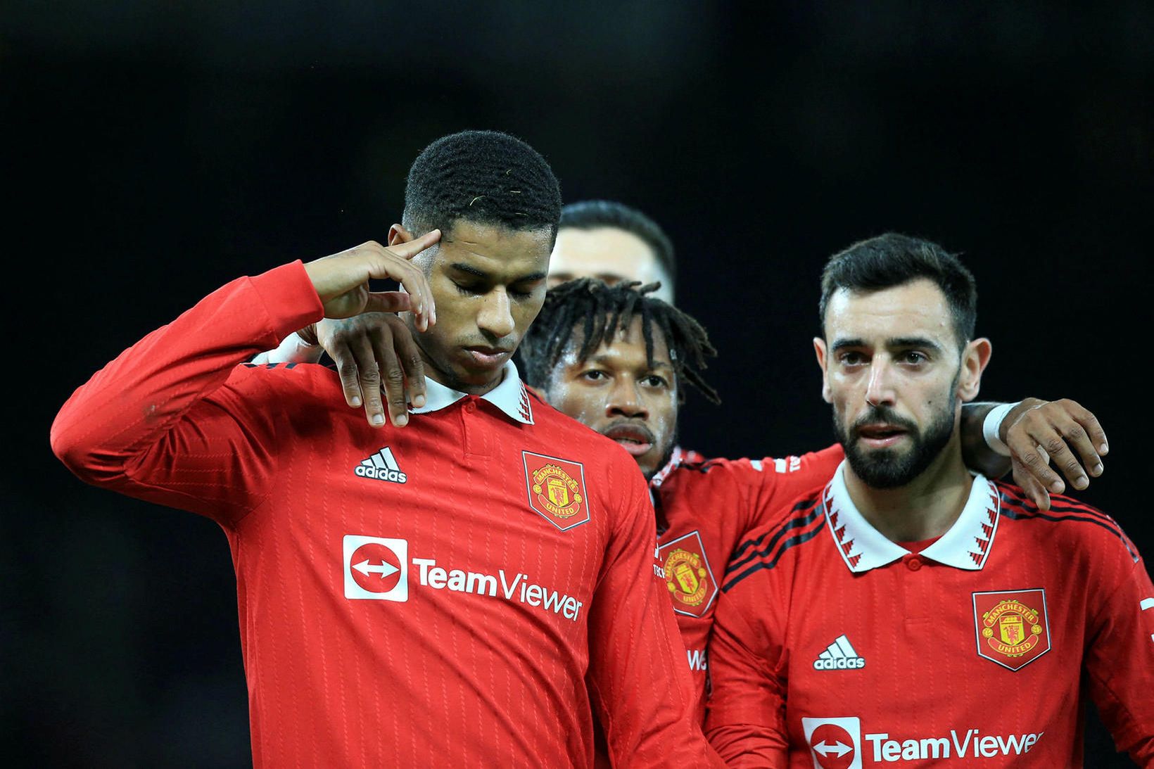 Marcus Rashford og Bruno Fernandes með Fred í bakgrunni. Allir …