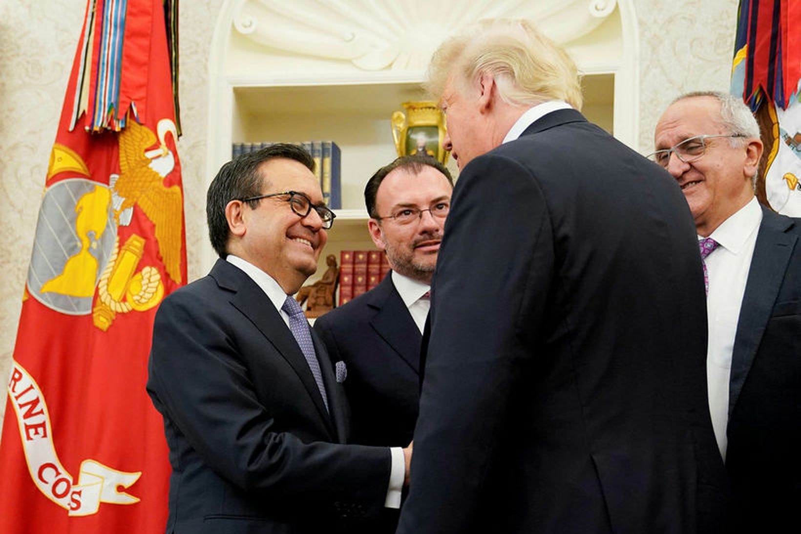 Donald Trump tekur í höndina á Ildefonso Guajardo Villarreal, viðskiptaráðherra …