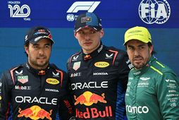 Red Bull liðarnir Sergio Perez og Max Verstappen ásamt Fernando Alonso sem ekur fyrir Aston …