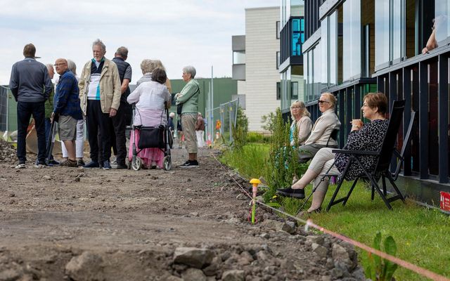 Eins og sjá má kemst einn garðstóll milli heimila íbúanna og göngustígsins.