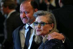 Carrie Fisher ásamt leikaranum og leikstjóranum Fisher Stevens á Cannes-hátíðinni.