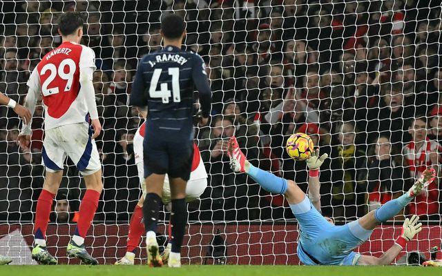 Emiliano Martinez markvörður Aston Villa reynir að koma í veg fyrir að Gabriel Martinelli skori …