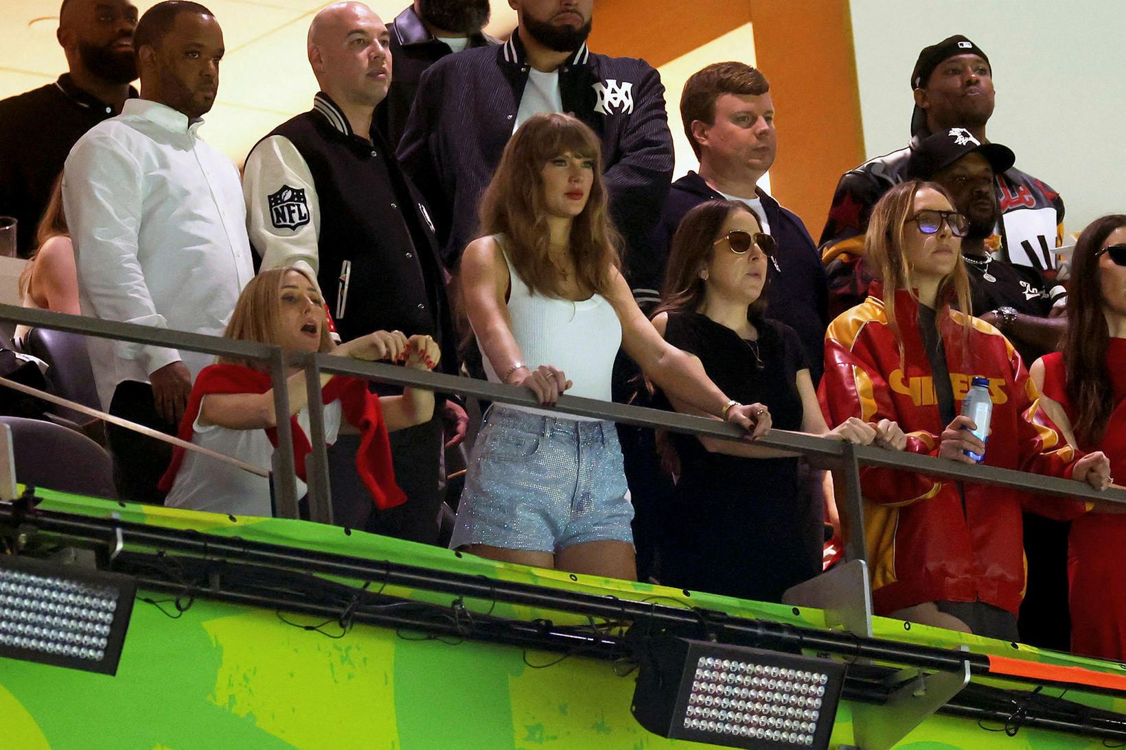 Taylor Swift fylgist með sínum heittelskaða á Caesars Superdome-leikvanginum í …