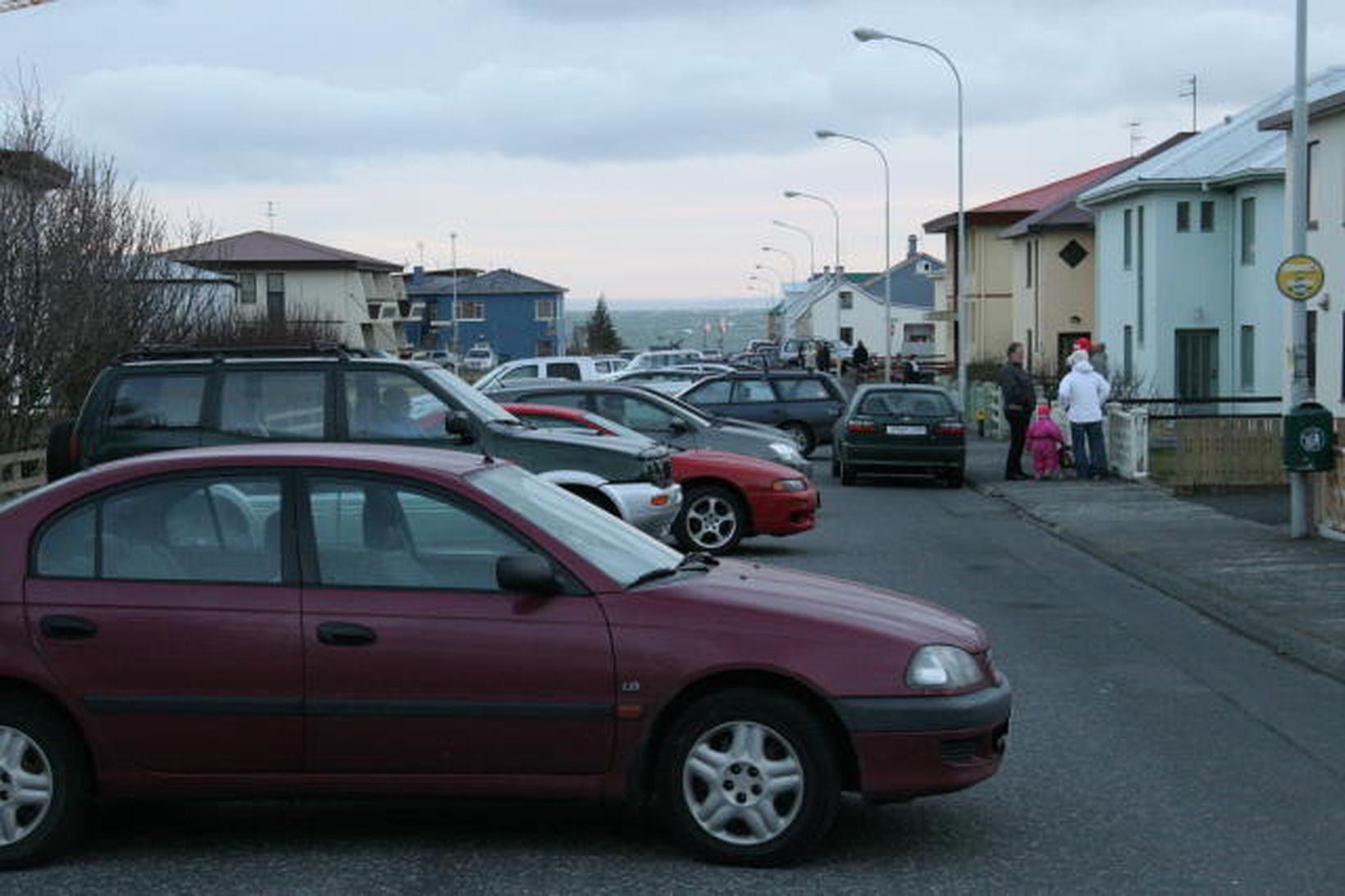 Íbúar í Vesturgötu lokuðu götunni með því að leggja bílum …