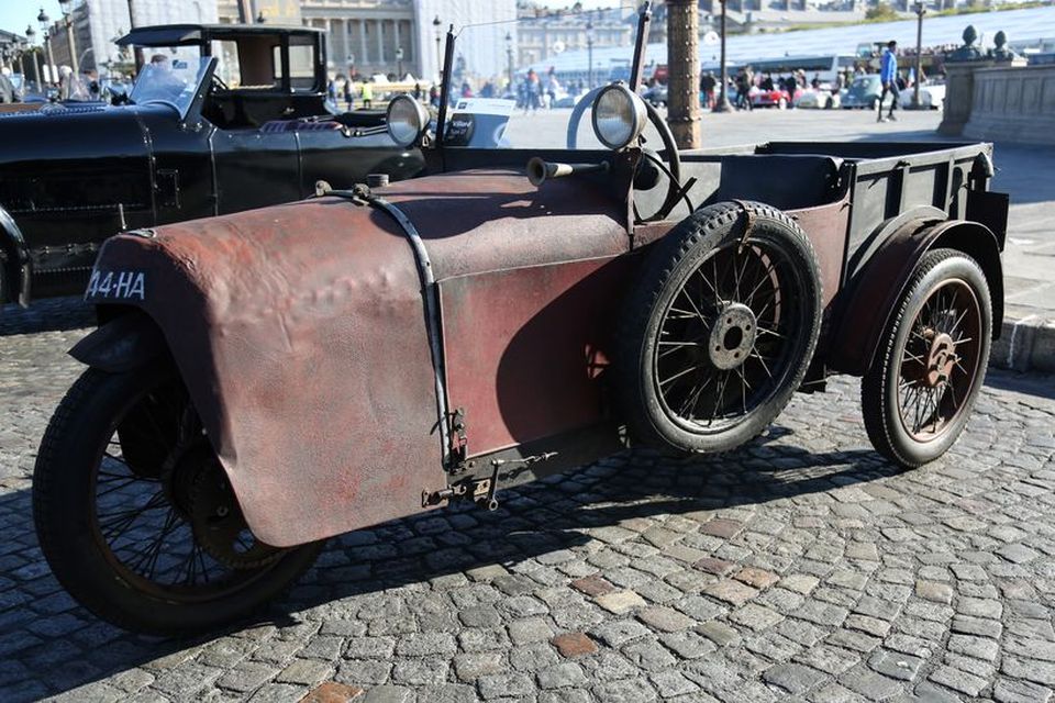 Farartækin mörg í hópakstrinum í París í tilefni 120 ára afmælis bílasýningarinnar sem nú stendur …