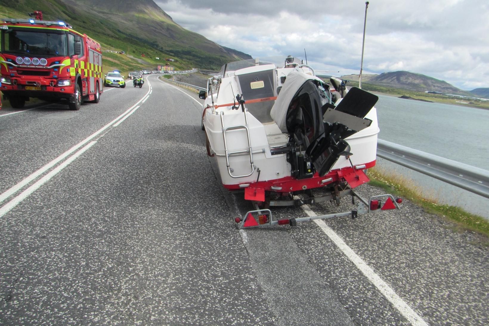 Bifreiðin var með bát á kerru í eftirdragi.