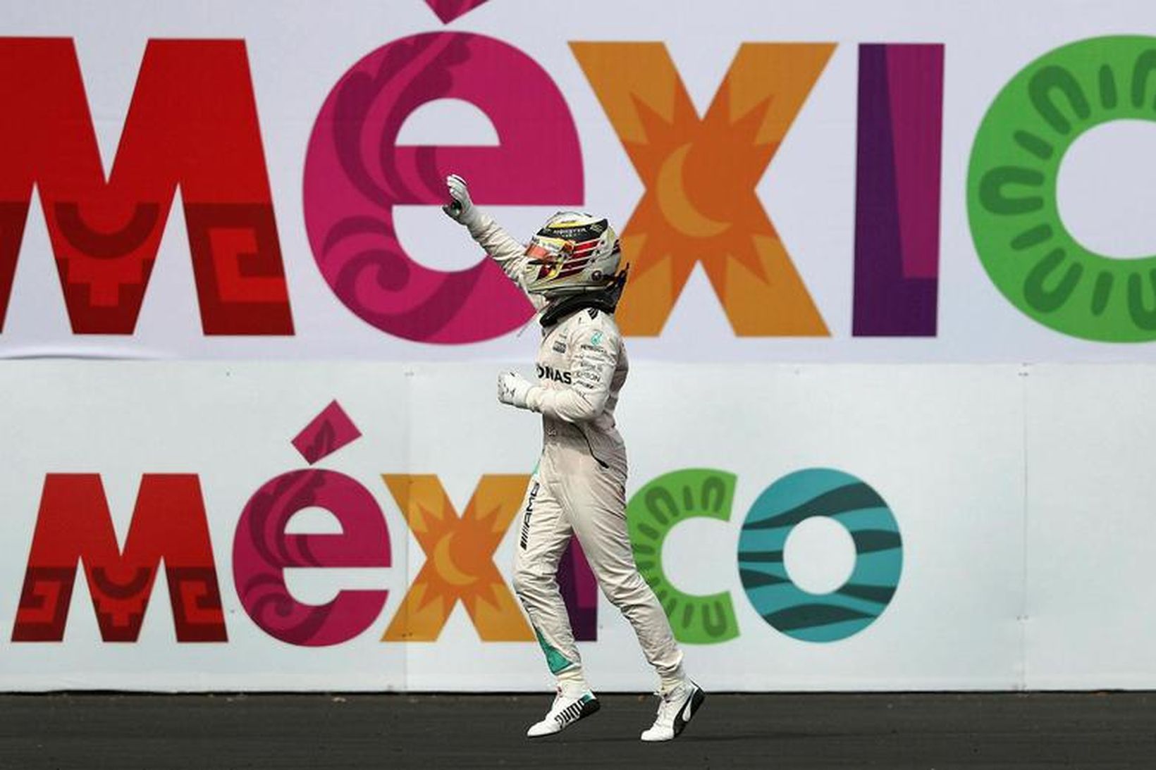 Lewis Hamilton fagnar sigri í Mexíkó.