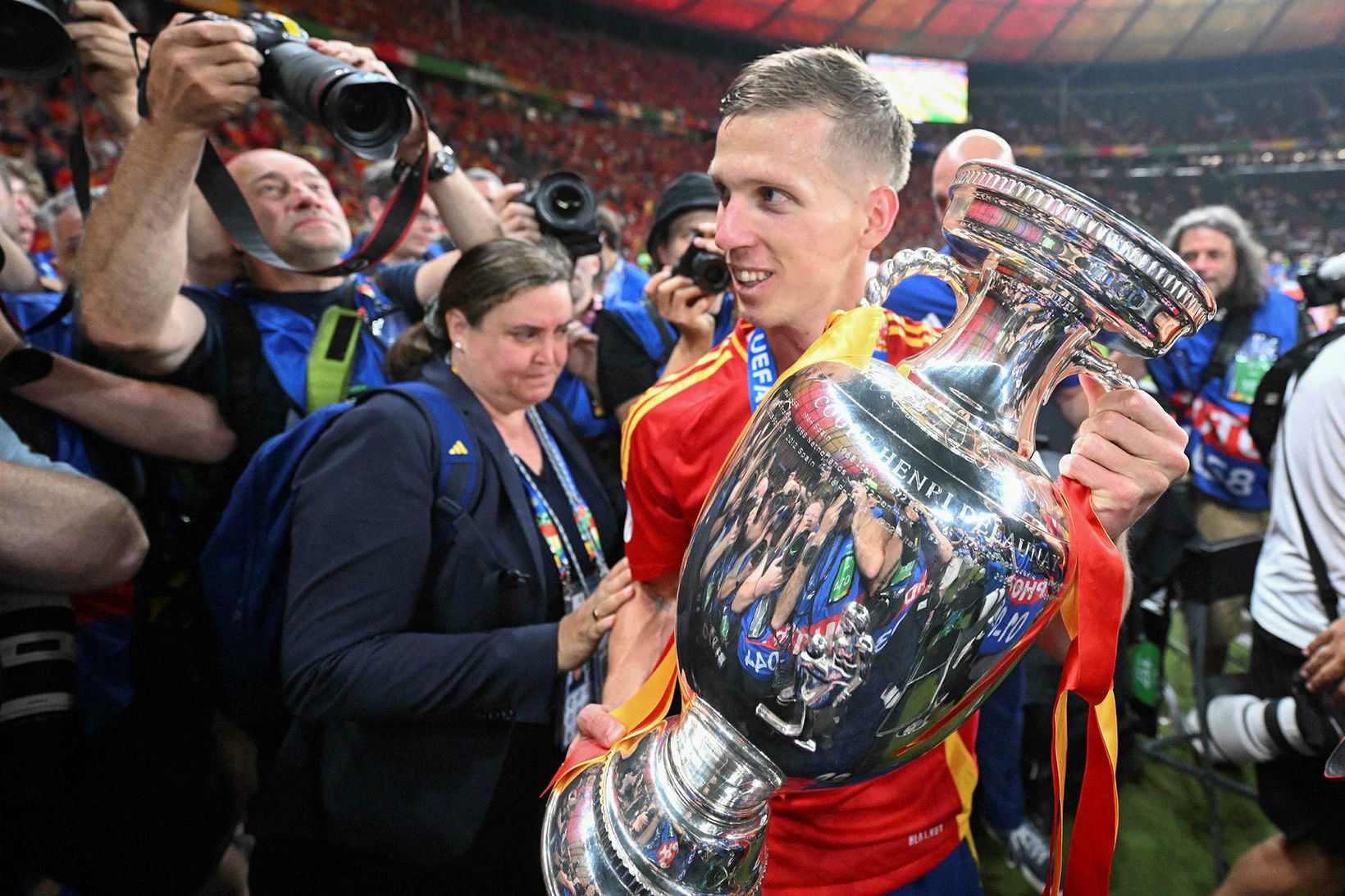 Dani Olmo með Evrópubikarinn.