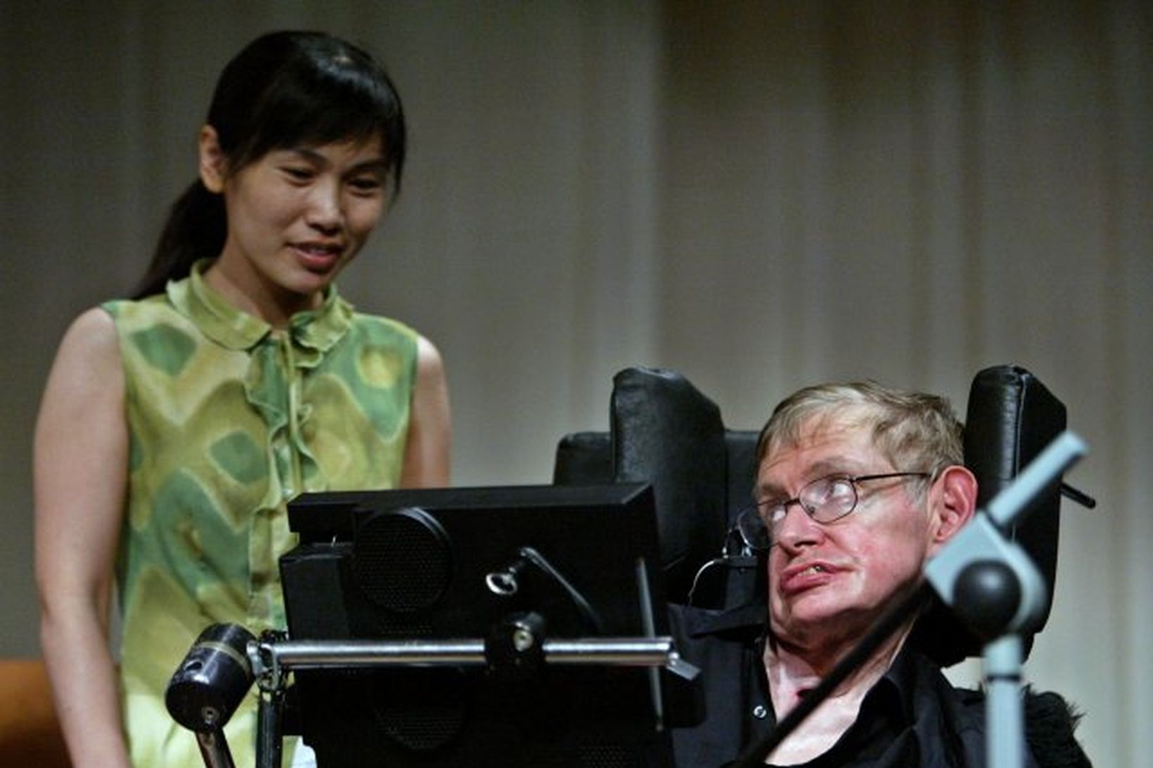 Stephen Hawking ásamt kínverskri námskonu í Peking.