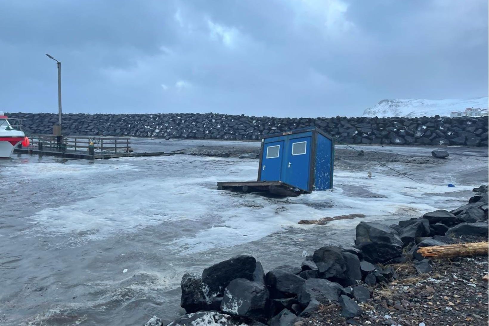 Kamar flaug út í sjó í smátahöfninni við Hafnarhólma í …