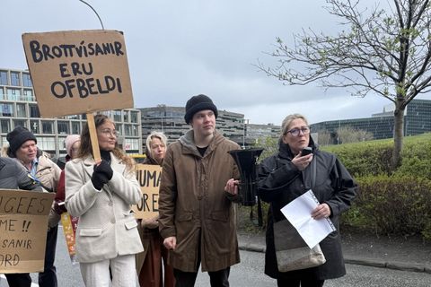 Á fimmta tug mótmælenda létu sjá sig í gær fyrir utan fundaraðstöðu ríkisstjórnarinnar og sá …