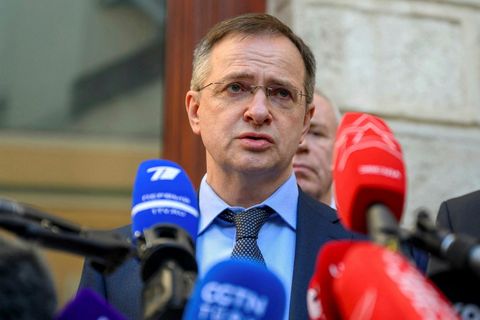 Rússneska sendinefndin er undir forystu Vladimírs Mekinski, eins helsta ráðgjafa Vladimírs Pútíns Rússlandsforseta.