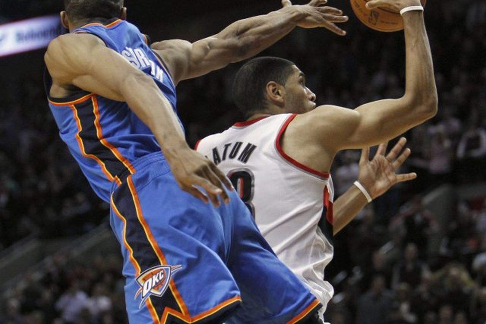 Nicolas Batum framherji Portland, fer framhjjá Russell Westbrook, bakverði Oklahoma …