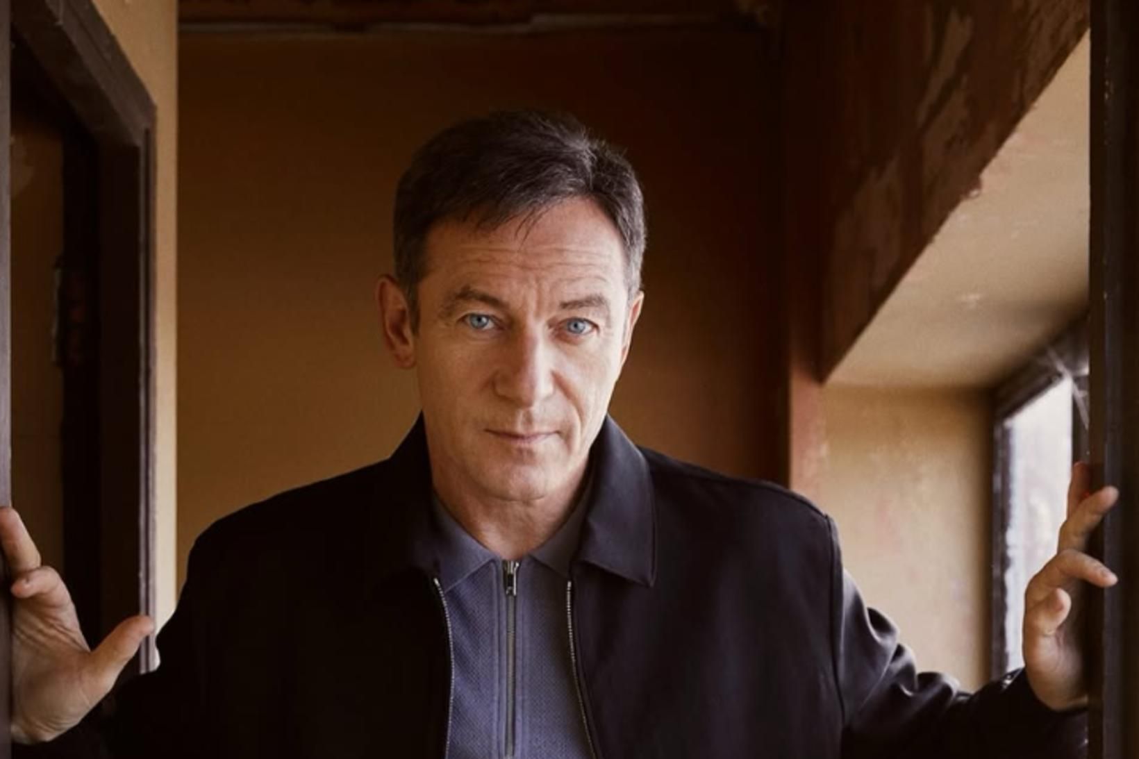 Jason Isaacs kemur til varnar Essiedu.