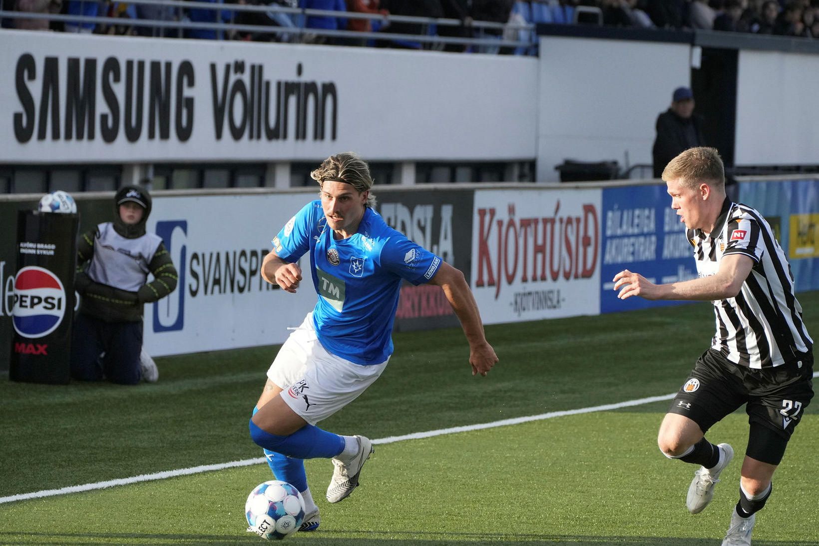 Örvar Eggertsson sækir að KR-ingnum Ástbirni Þórðarsyni í kvöld.