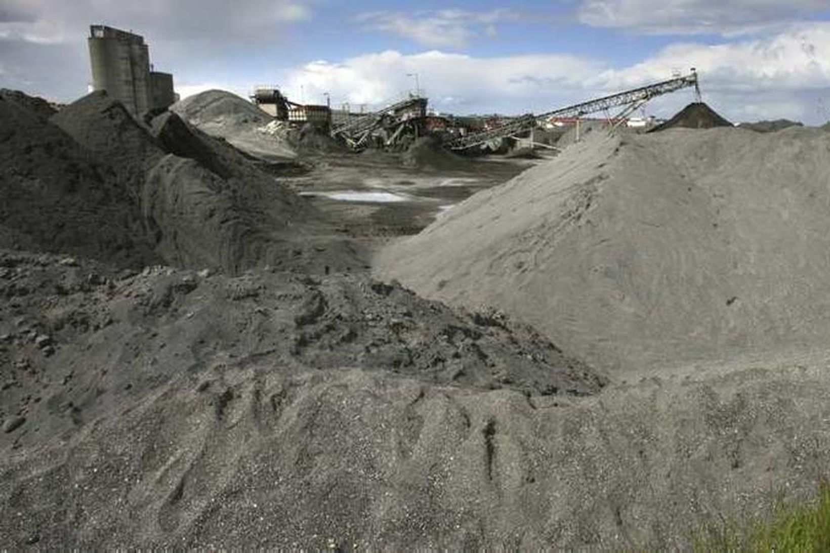 Sandbingir á athafnasvæði Björgunar. Þolinmæði íbúa Bryggjuhverfis gagnvart starfseminni er …