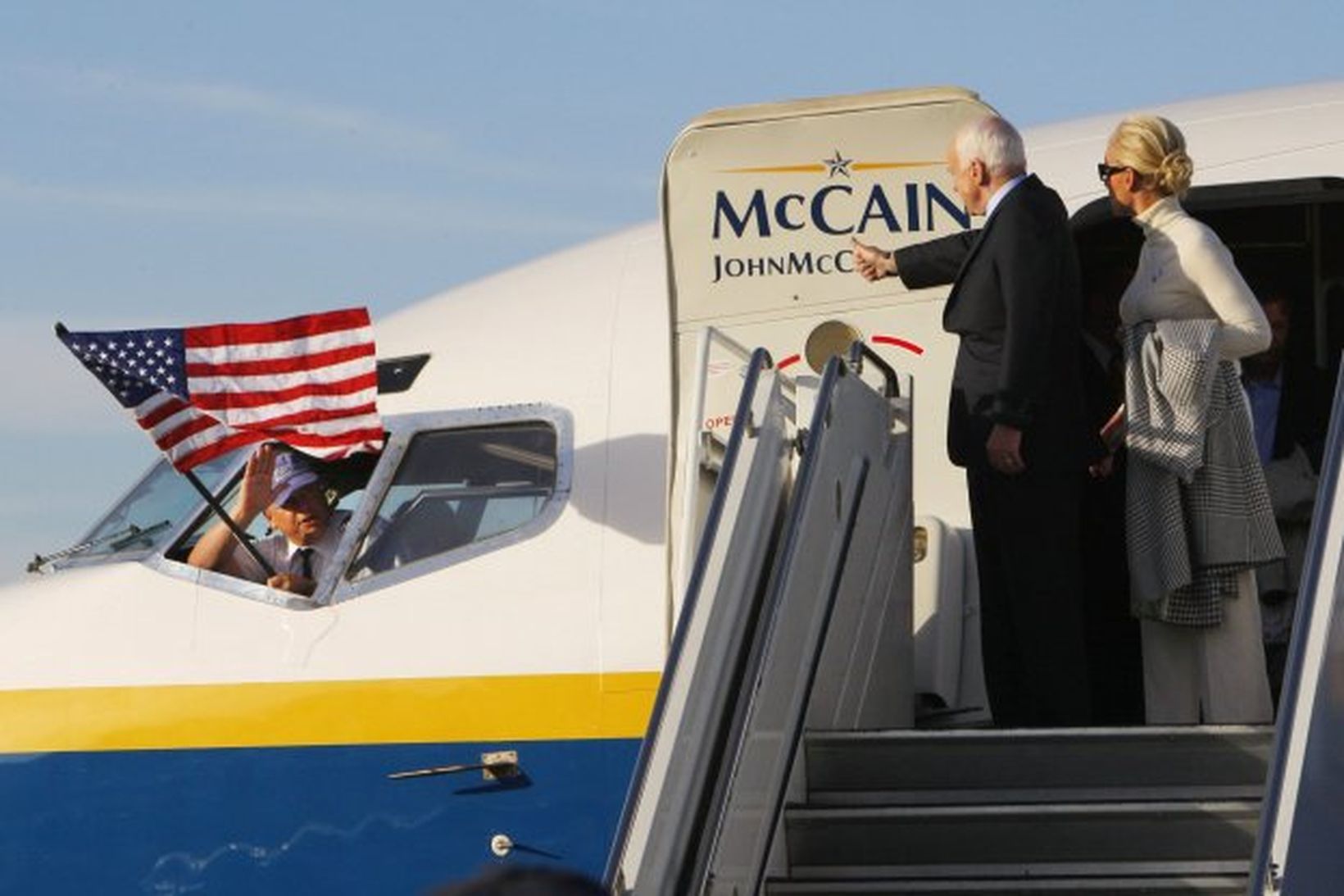 John McCain og Cindy kona hans veifa til flugmanns flugvélar …