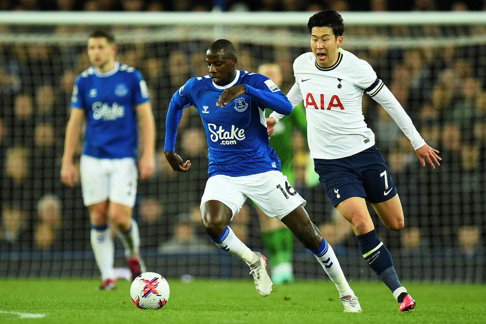 Abdoulaye Doucouré leikur áfram með Everton.
