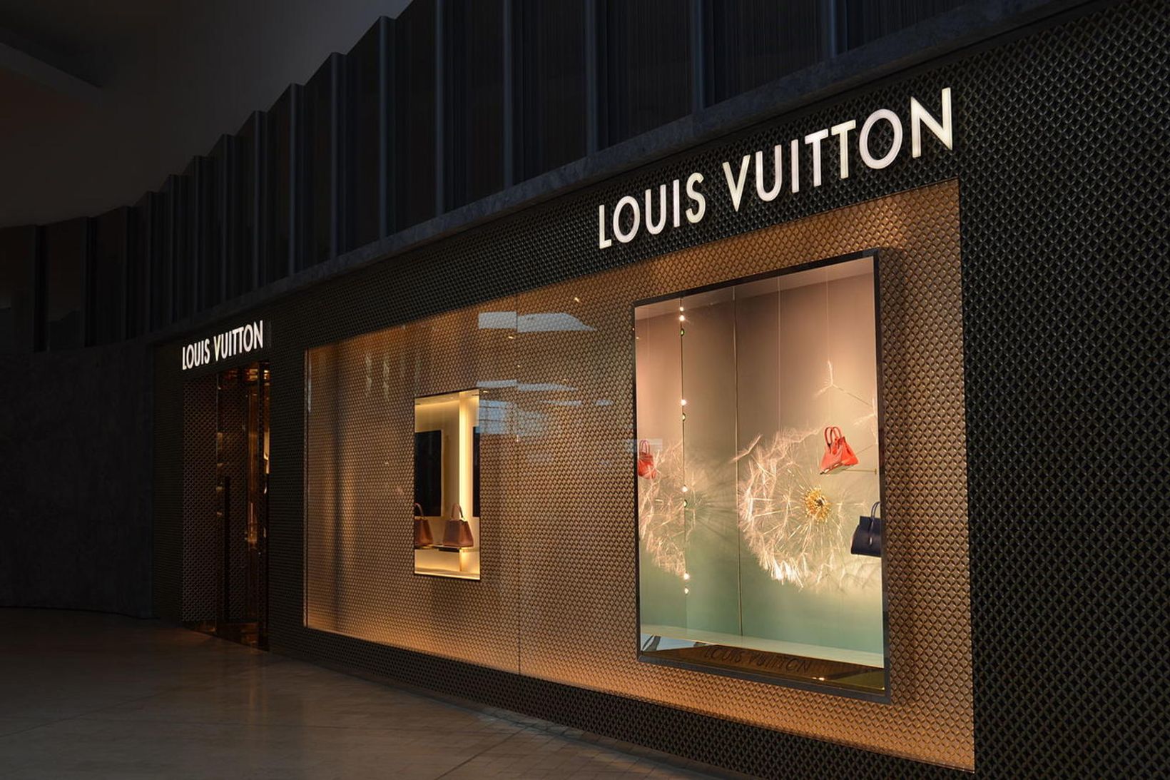 Louis Vuitton hefur framleiðslu á handspritti.