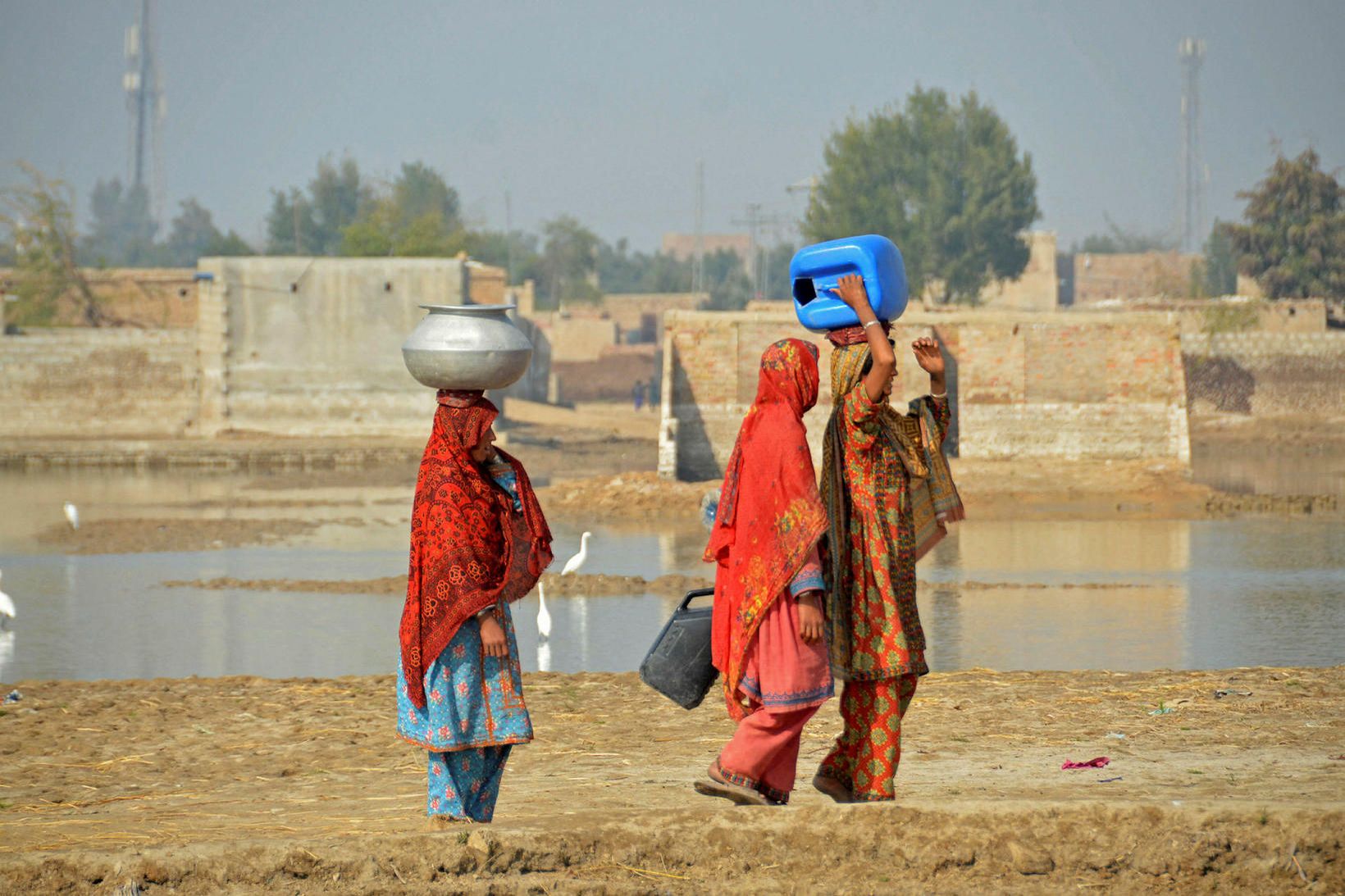 Íbúar á gangi í héraðinu Balochistan í Pakistan í gær …