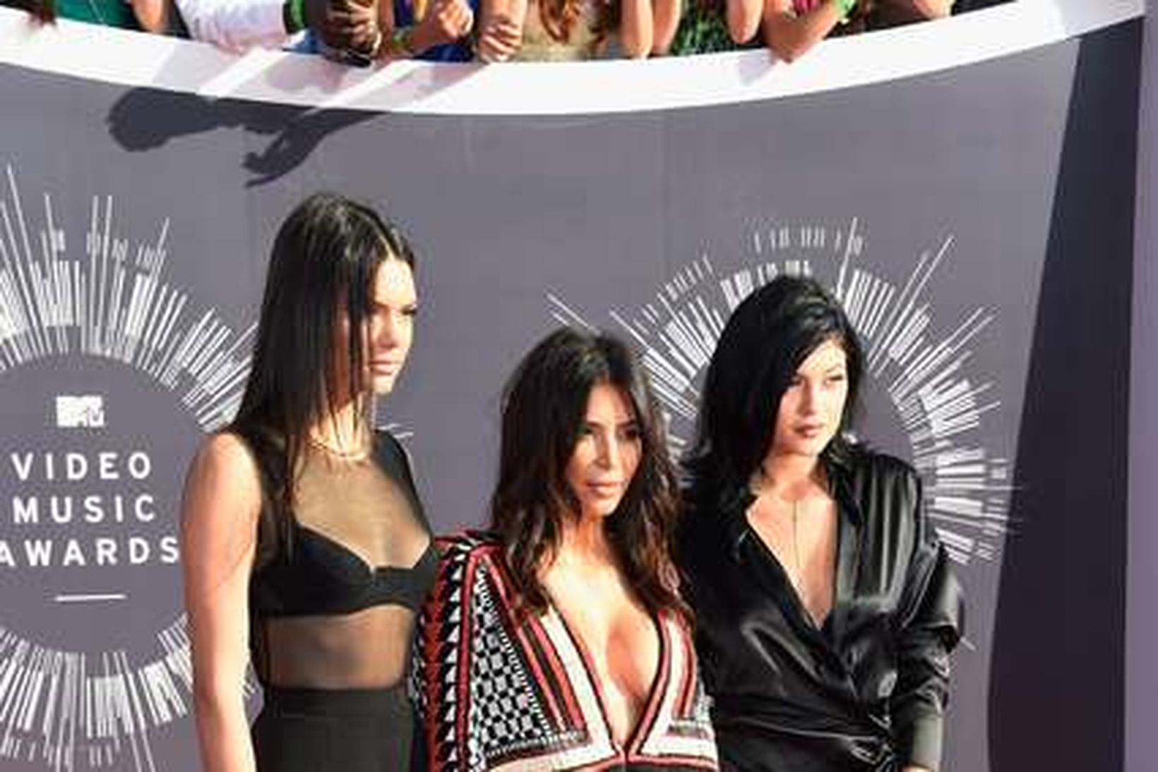 Kendall Jenner, Kim Kardashian og Kylie Jenner á Emmy verðlaunahátíðinni.
