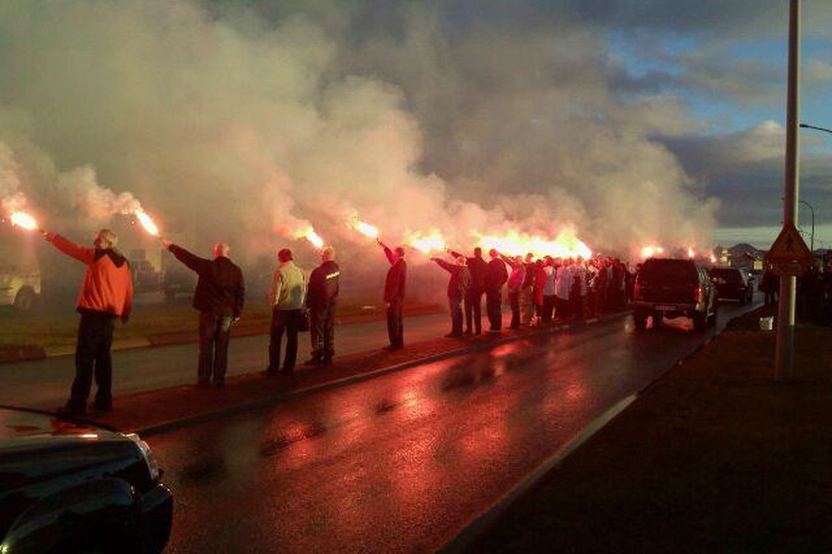 Starfsfólk Heilbrigðisstofnunar Suðurnesja mótmælir fyrirhuguðum niðurskurði á táknrænan í Reykjanesbæ …