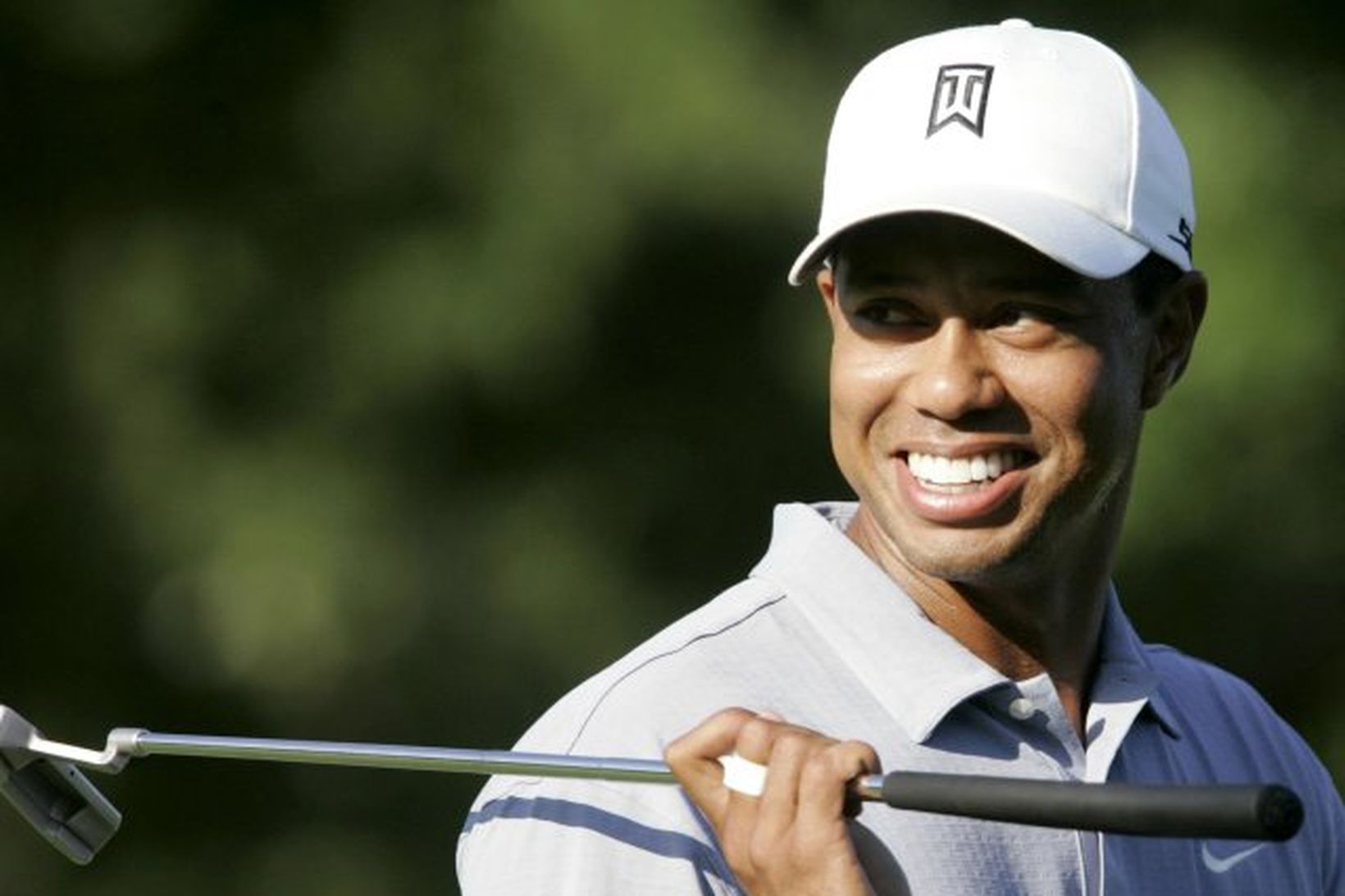 Tiger Woods mundar golfkylfuna.